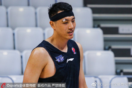 翟晓川训练时眉骨受伤缝了9针：没事，不影响比赛