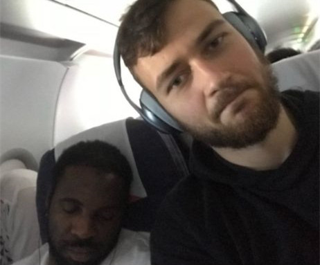 莫泰晒与劳森合影为其庆生：祝你生日快乐