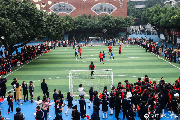 中国女足走进重庆永川红专小学,与小朋友们暖心互动