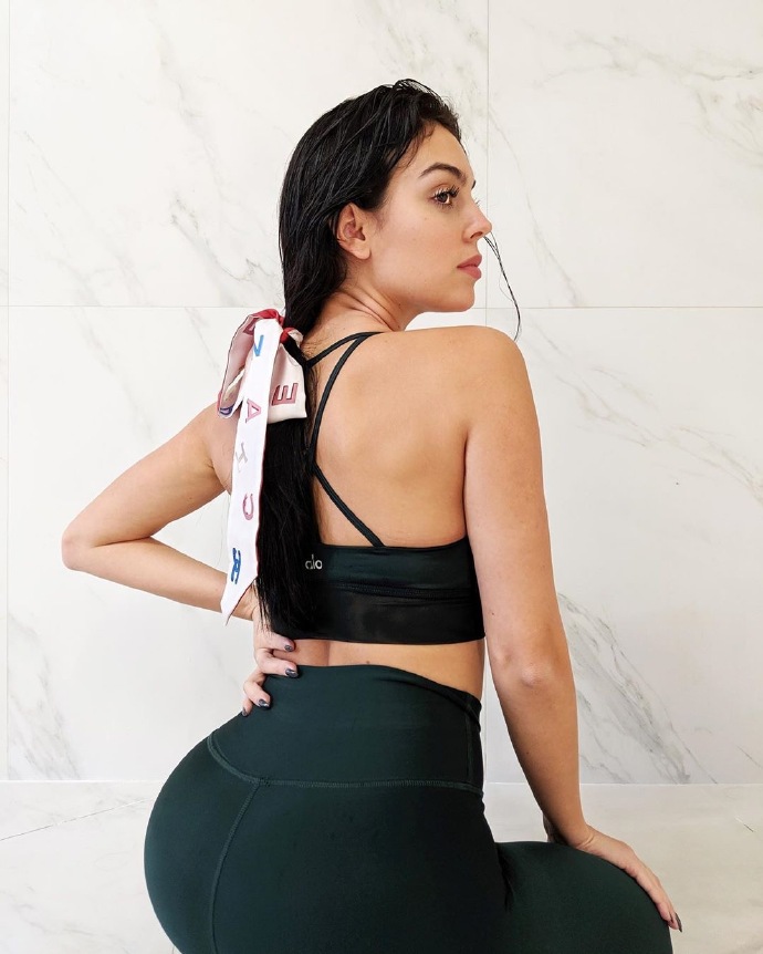 乔治娜晒瑜伽品牌广告宣传照,完美身材曲线立显