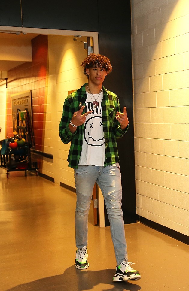 [流言板]今日潮男:甜瓜墨镜黑衣大佬风范,保罗一袭风衣儒雅随和