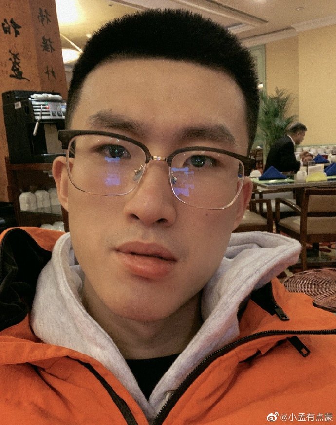 斯蒂芬森的对位被撞飞了!孟子凯:因为你,你选择了第一名.