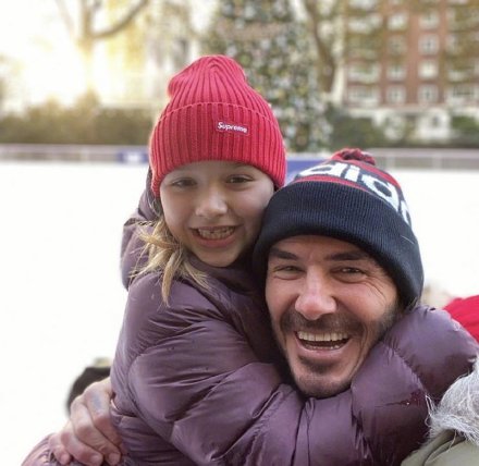 贝克汉姆带小七滑冰,晒出两人在圣诞树前的亲子照_