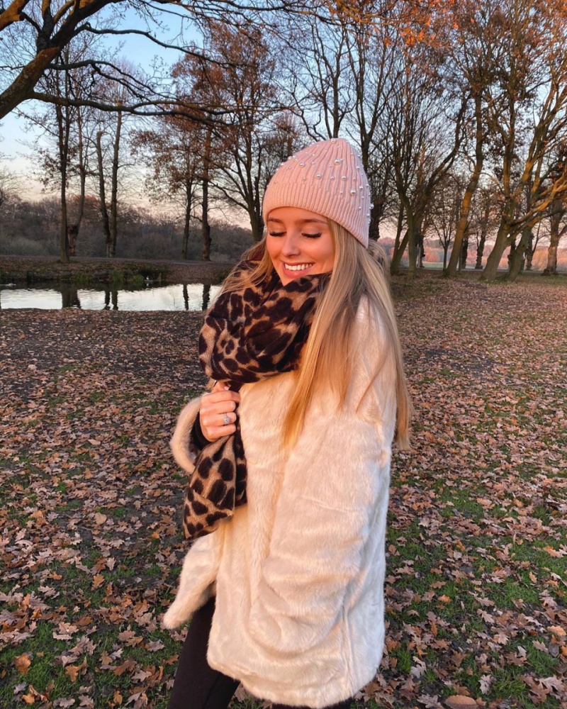 太太团:迪巴拉女友蛇纹紧身衣气场不输蕾哈娜,劳塔罗女友红色长裙秀