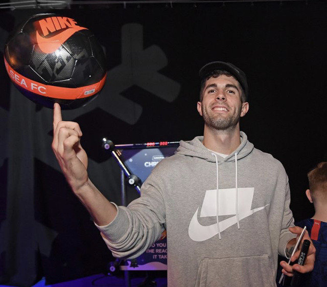 真爱篮球?普利西奇在切尔西晚宴上秀手指转球