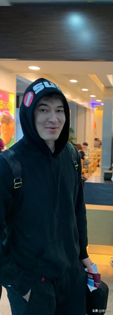 周琦晒队友阿不都沙拉木微笑照片:为你祈祷