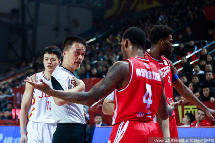 官方:亚当斯申诉成功,取消其在对阵吉林比赛中的技犯