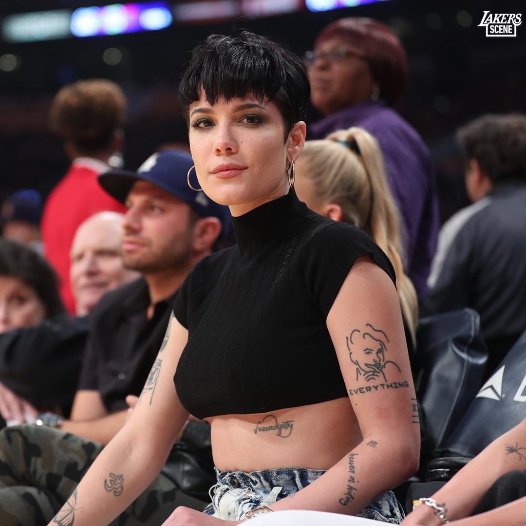 毫无底线!波兰国旗飘扬五棵松?