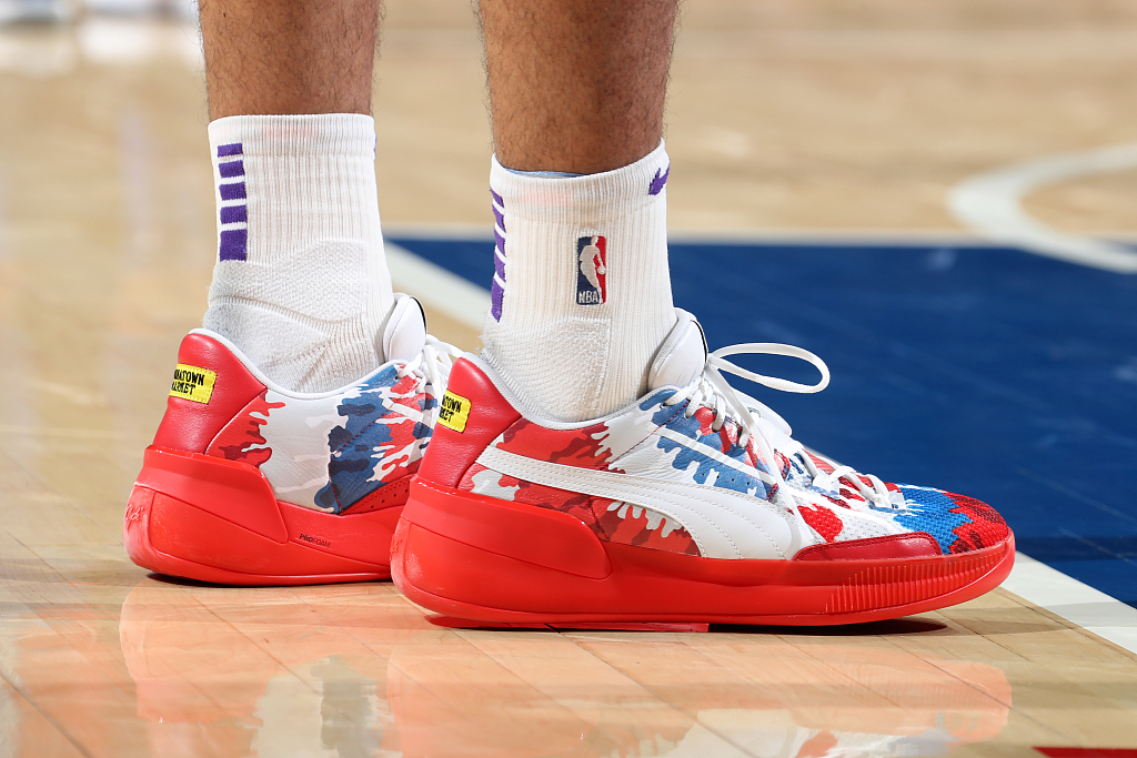 以及solecollector官方在推特上发布了多张今天的球员上脚球鞋照片