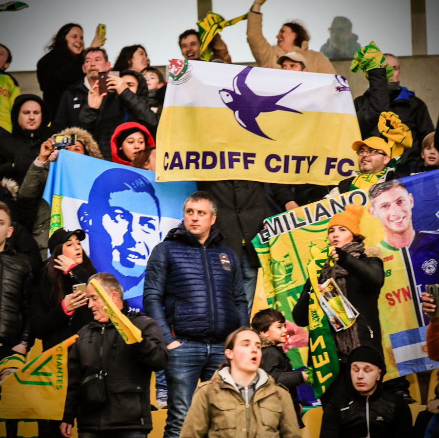 萨拉逝世一周年,南特俱乐部展示巨幅画像向他表示悼念