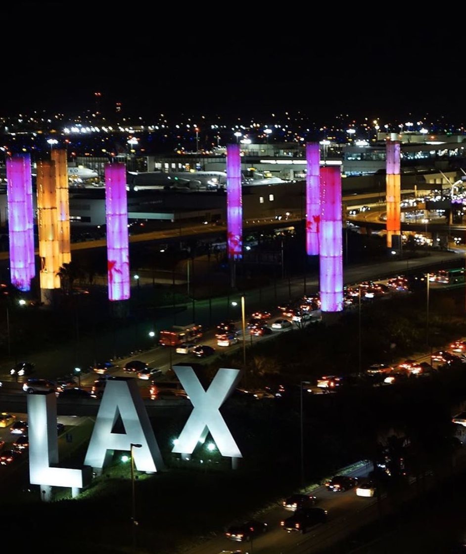 洛杉磯多棟建築點亮紫金燈光，人們來到海灘紀念科比 運動 第2張