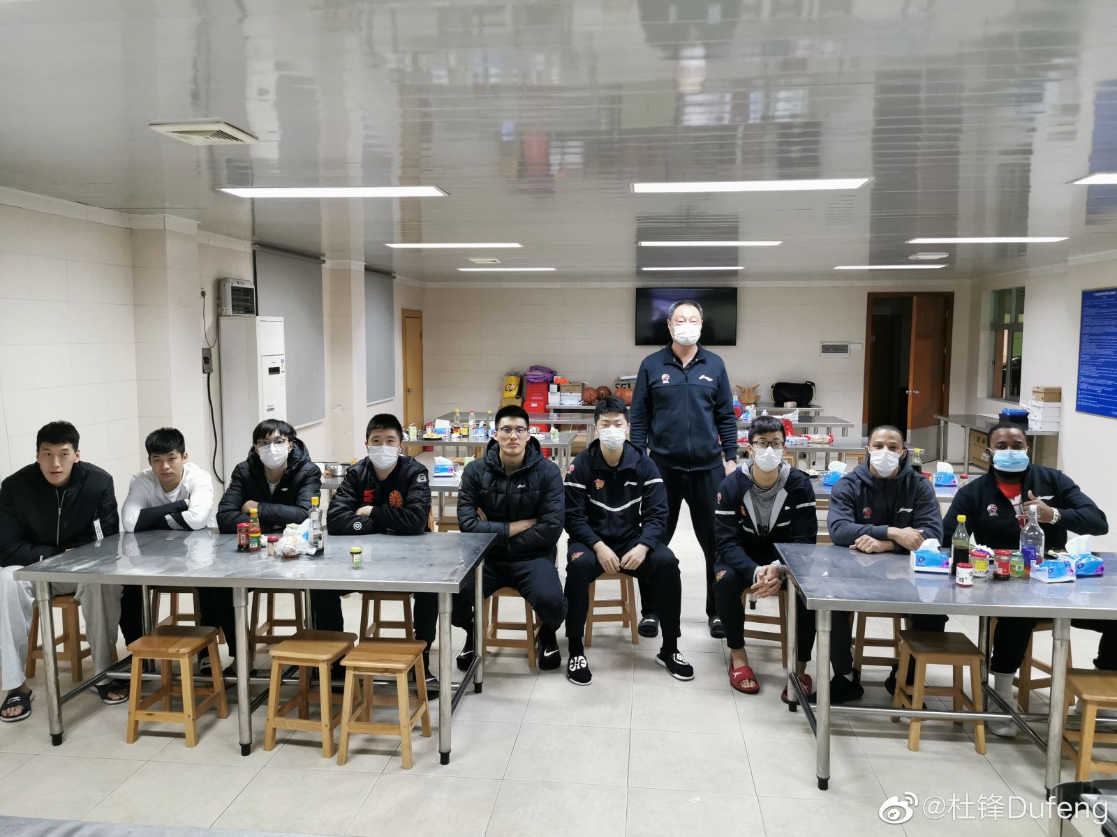 杜锋 广东男篮全体将士为中国女篮加油 虎扑cba新闻