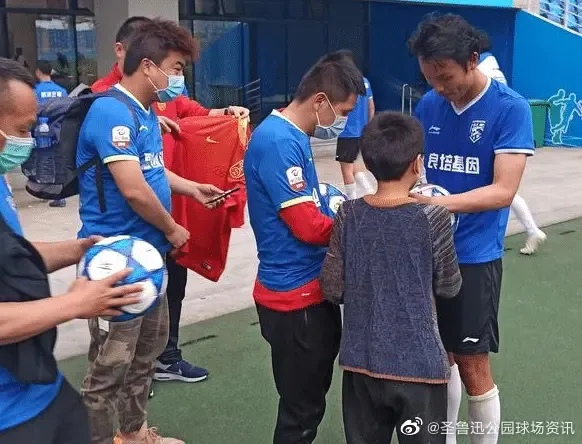 流言板 曝邓卓翔与北控合同到期 球员正试训中乙武汉三镇 中国足球 虎扑社区