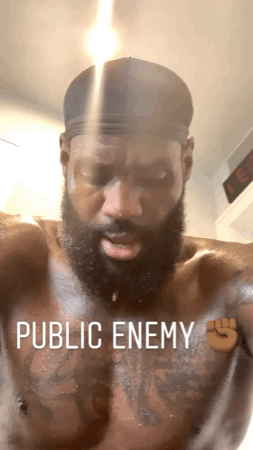 詹姆斯曬俯臥撐訓練自拍,看看這肌肉,完全不輸任何年球員-黑特籃球-NBA新聞影音圖片分享社區