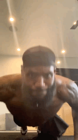 詹姆斯曬俯臥撐訓練自拍,看看這肌肉,完全不輸任何年球員-黑特籃球-NBA新聞影音圖片分享社區