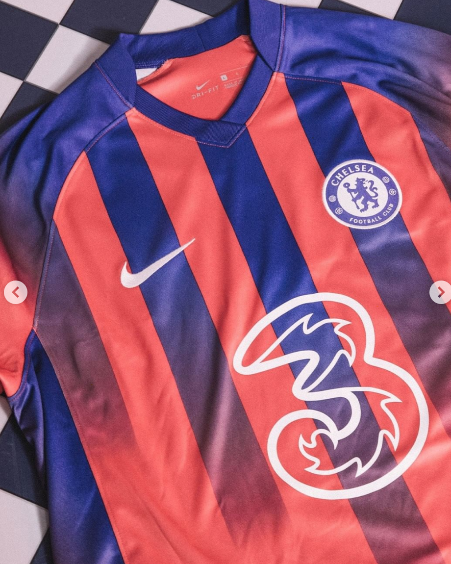 官方：切尔西发布新赛季第二客场球衣，红蓝色渐变条纹