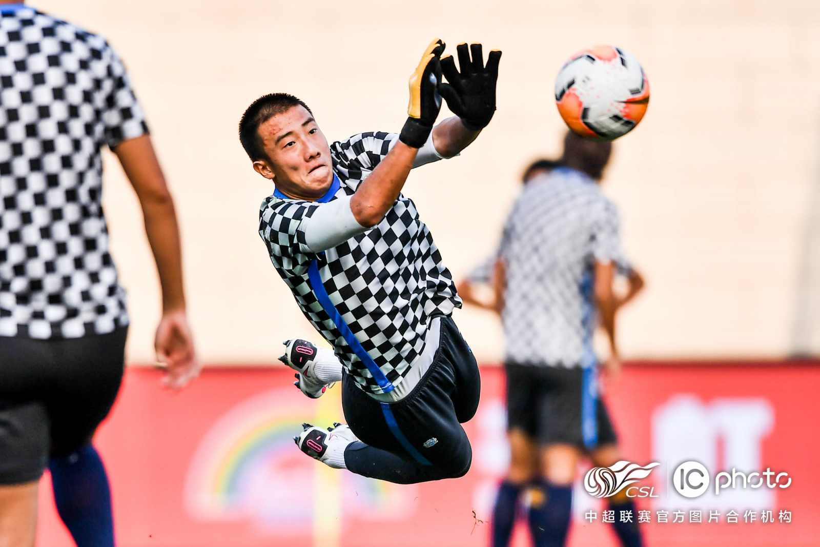 韩佳奇：老外觉得中国人不适合踢足球；未来希望再留洋