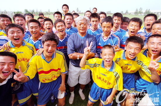 人民日报：他把一生都献给了中国足球，高丰文指导走好