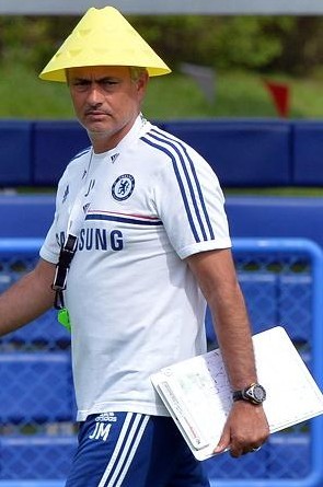 切尔西备战泰国全明星,穆帅台灯造型惹联想