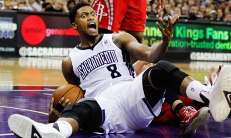 盖伊领到两个技术犯规被罚出场