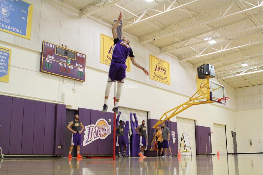 扎克-拉文试训湖人,垂直弹跳117厘米