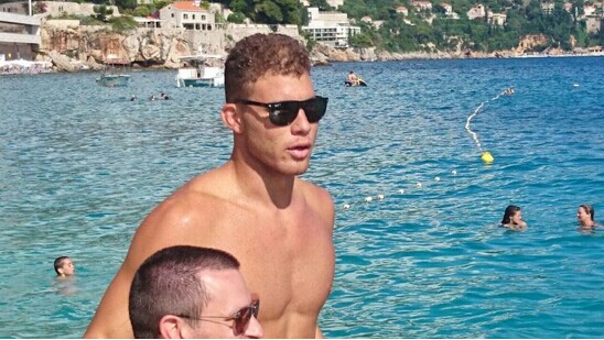 格里芬和小乔丹在克罗地亚海滩度假_虎扑NBA