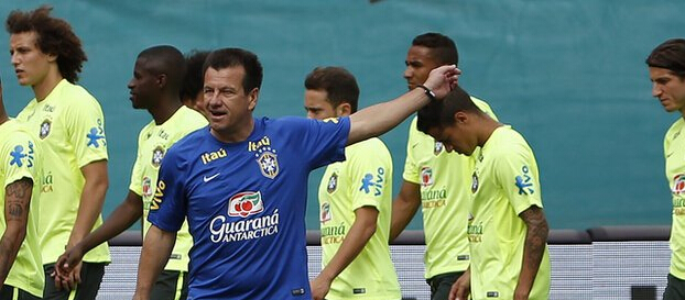 邓加告诫巴西球员走出世界杯伤痛,昂首前进_虎