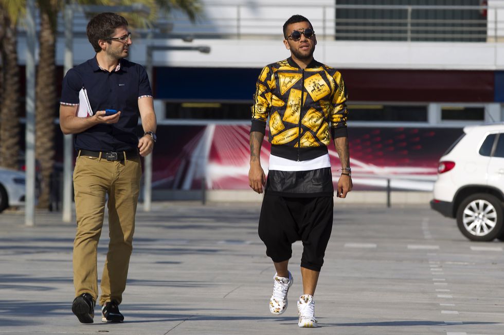 西媒:阿尔维斯向巴萨要3年合约,薪资不变