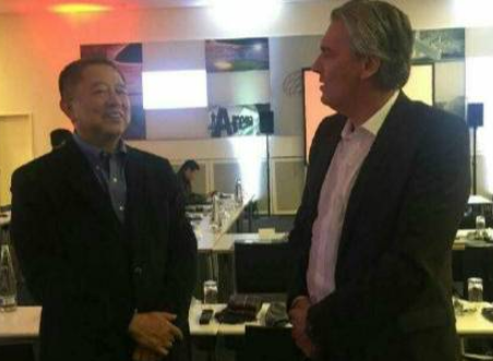 建业董事长访问拜仁,获赠8号球衣