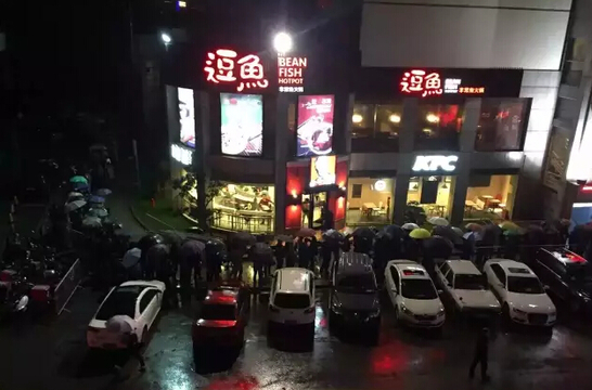 死忠!申花球迷冒雨通宵排队买足协杯门票