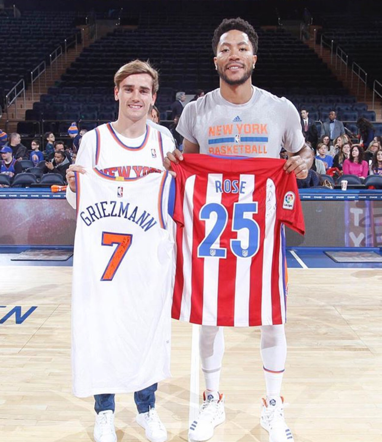 格列兹曼与罗斯在赛前互换球衣_虎扑NBA新闻