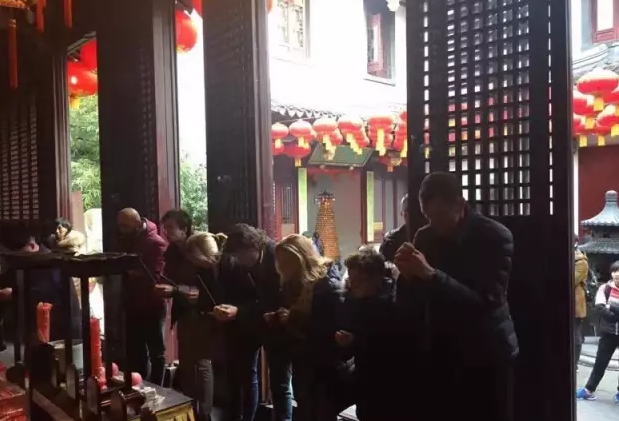 耶特携家人前往城隍庙拜佛_虎扑中国足球新闻