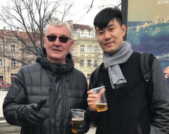 王仕鹏晒与前中国男篮主教练尤纳斯合影