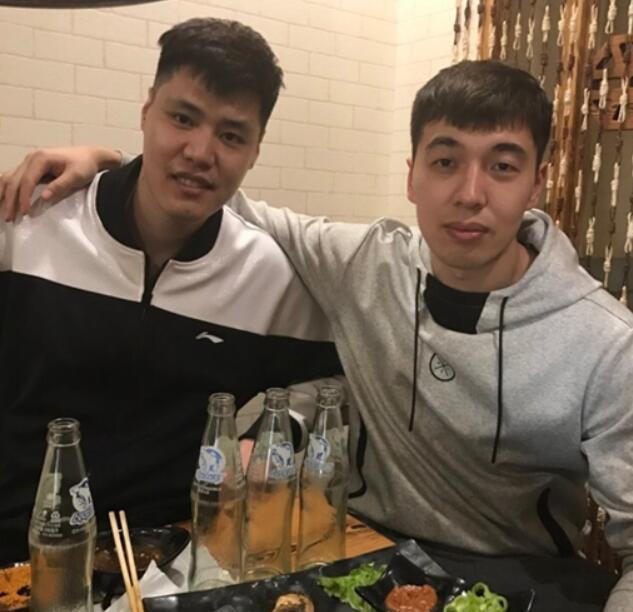 曾令旭与辽宁丹东老乡贺天举相约吃烧烤
