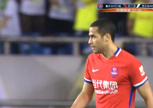 GIF:卡尔德克转身抹过贵州后卫射门偏出_虎扑