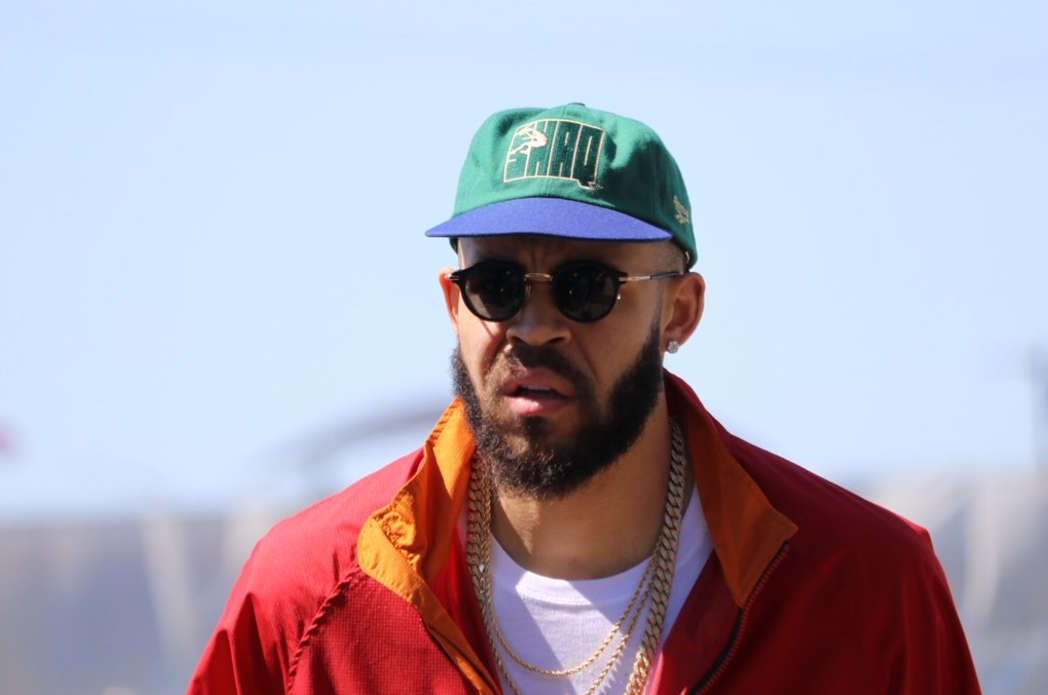 美国媒体晒麦基赛前照片:注意他的帽子