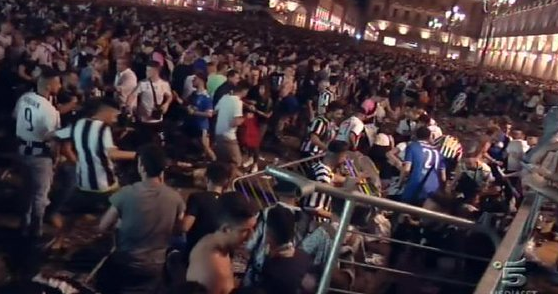 马洛塔前往医院看望踩踏事故中受伤的儿童