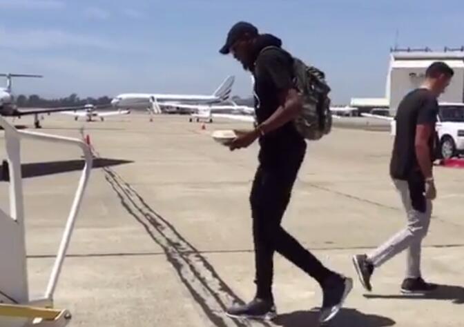 前往克利夫兰!勇士球员手拿盒饭登机_虎扑NB