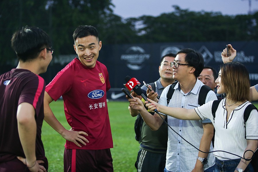 我年龄最老?冯段子手要求记者换提问词为资历