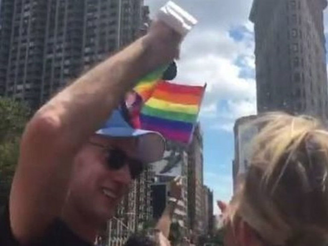 NBA总裁亚当-萧华参加LGBT游行