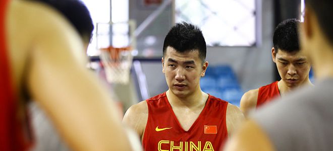 八一内线邹雨宸迎生日,球迷关心其伤情_虎扑C