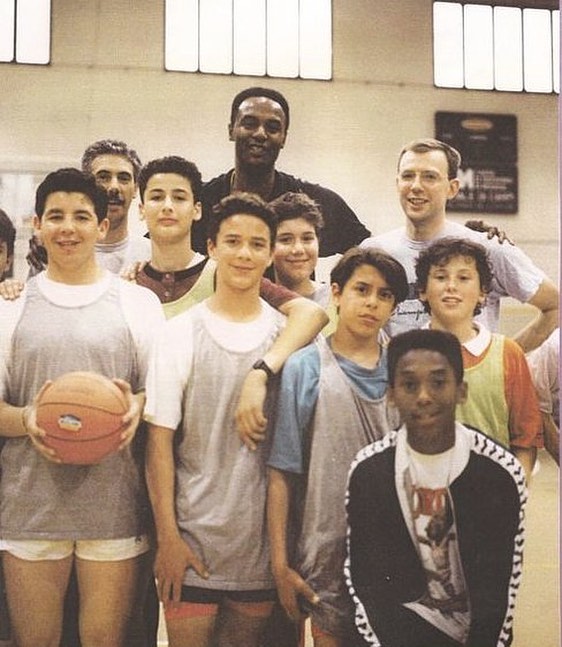 上发布了一张湖人名宿科比-布莱恩特童年时候的罕见照片(见新闻配图)