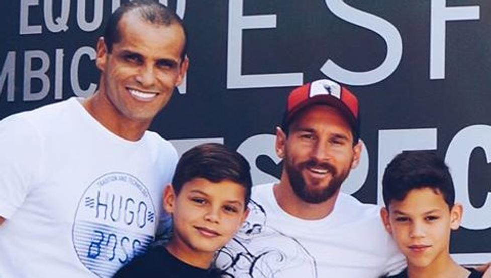 回归老东家,里瓦尔多造访巴萨训练基地