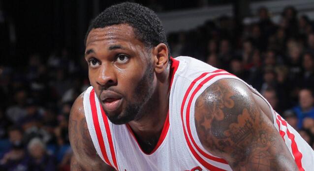 布莱克:跟哈登和 虎扑7月21日讯 塔里克-布莱克已经正式与火箭签约