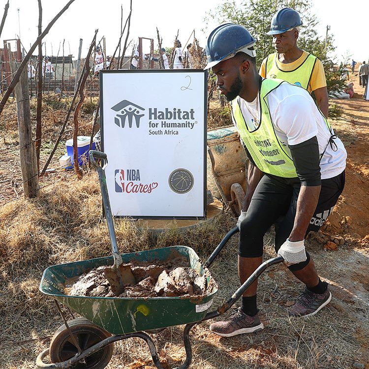 凯尔特人官方晒杰伦-布朗在非洲的照片_虎扑N