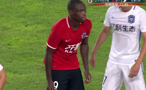 GIF:乌贾禁区内转身抽射,遗憾被守门员扑出_虎