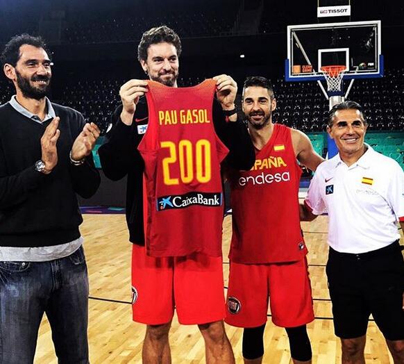 200场里程碑!加索尔收到西班牙国家队纪念球衣