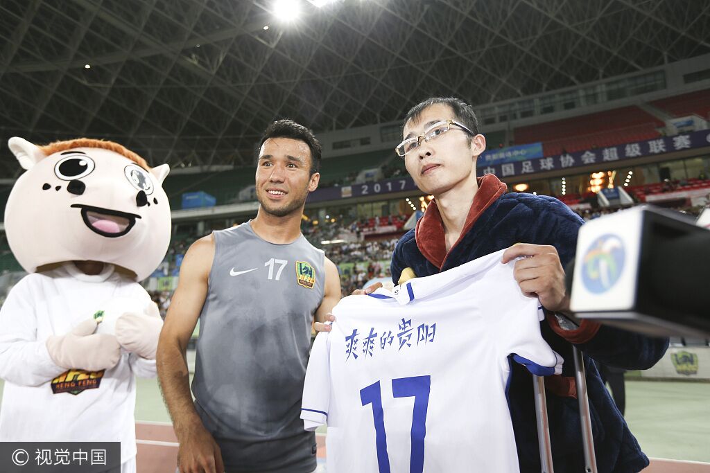 一图流:贵州球员依力哈木江赠送癌症球迷球衣