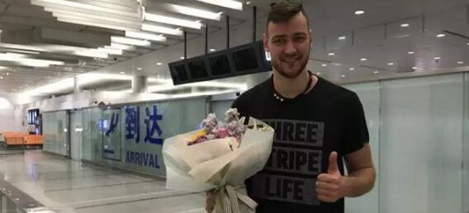 山东外援莫蒂埃尤纳斯抵达中国