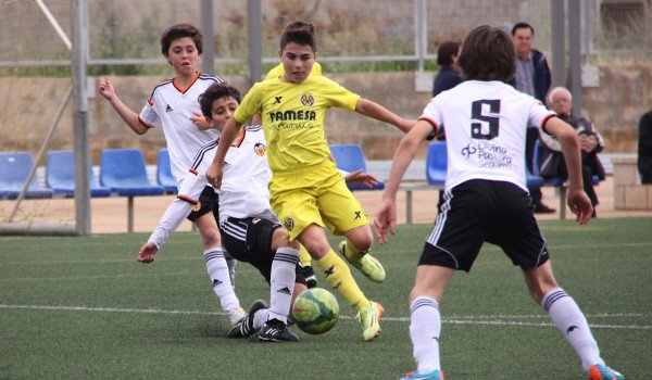 马卡电台：FIFA将就未成年人转会调查瓦伦与黄潜